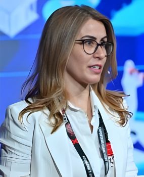 Emine_Yilmaz_Butun.jpg